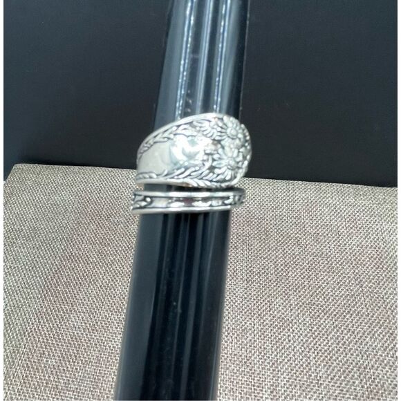 Vintage Spoon Ring Floral Pattern Size 9 Unisex - Picture 1 of 9